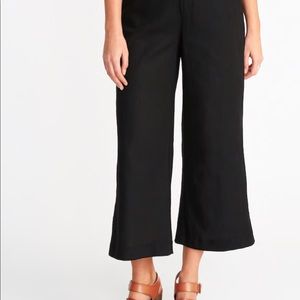 Old Navy Wide Cropped Black Capris